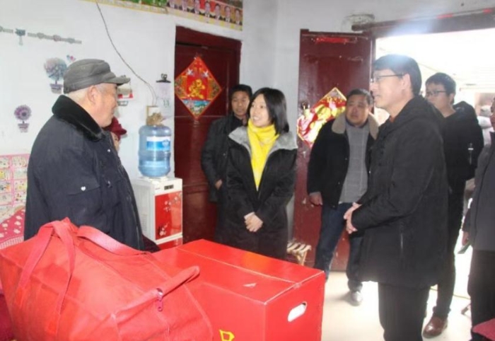 張艷琴（中）深入鎮(zhèn)村一線走訪。