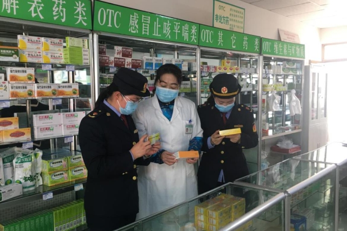 該局監(jiān)管人員正在藥品經(jīng)營企業(yè)檢查該企業(yè)藥品儲存情況。