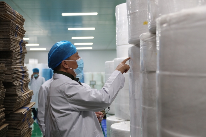 “五_一”小長假期間，新疆維吾爾自治區(qū)藥監(jiān)局黨組書記、局長張鈺祥 帶隊(duì)赴哈密市調(diào)研口罩生產(chǎn)企業(yè)。（馬少賓攝）