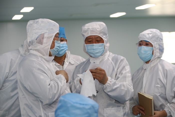 “五_一”小長假期間，新疆維吾爾自治區(qū)藥監(jiān)局黨組書記、局長張鈺祥（右二）帶隊(duì)赴哈密市調(diào)研口罩生產(chǎn)企業(yè)。（馬少賓攝）