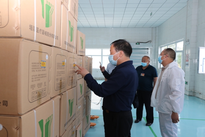 “五_一”小長假期間，新疆維吾爾自治區(qū)藥監(jiān)局黨組書記、局長張鈺祥（左一）帶隊(duì)赴哈密市調(diào)研口罩生產(chǎn)企業(yè)。（馬少賓攝）