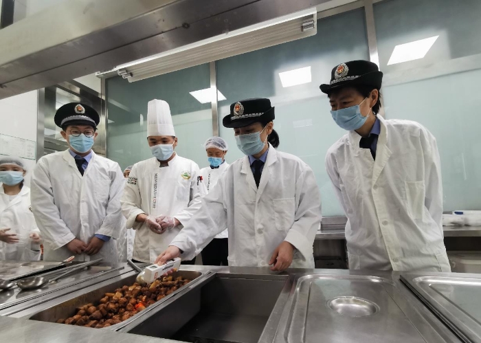 海淀區(qū)市場(chǎng)監(jiān)管局監(jiān)管人員測(cè)試菜品中心溫度。（中國(guó)食品藥品網(wǎng)記者王曉冬 攝）