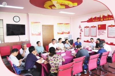 圖為學員們在黨校資料室交流研討。