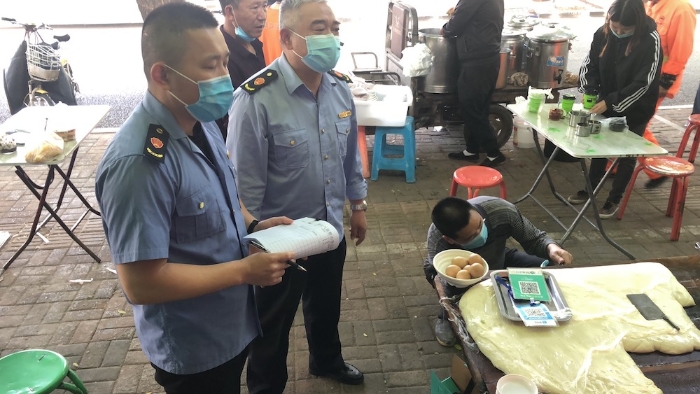 執(zhí)法人員檢查轄區(qū)早餐經(jīng)營(yíng)店、早餐經(jīng)營(yíng)攤販現(xiàn)場(chǎng)