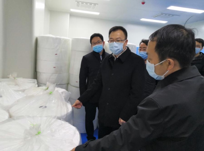 山西省藥監(jiān)局黨組書記、局長贠亞明（左二）帶隊(duì)指導(dǎo)幫扶企業(yè)