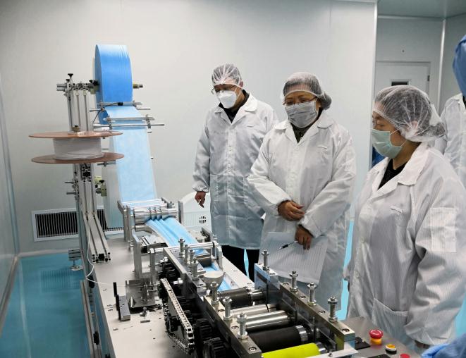 技術(shù)指導(dǎo)組對口罩生產(chǎn)企業(yè)現(xiàn)場指導(dǎo)。