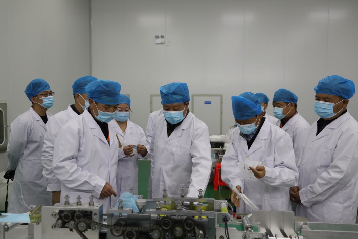 “五_一”小長假期間，新疆維吾爾自治區(qū)藥監(jiān)局黨組書記、局長張鈺祥（中）帶隊赴哈密市調研口罩生產企業(yè)。