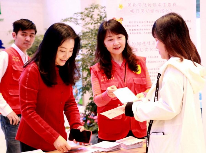 貴陽(yáng)市市場(chǎng)監(jiān)管局工作人員在線下發(fā)放資料開展宣傳工作