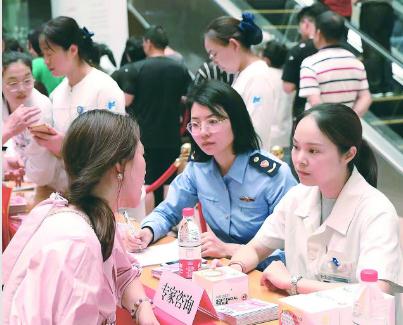 圖為浙江省藥監(jiān)局聯(lián)合醫(yī)療機(jī)構(gòu)向群眾提供安全用妝咨詢(xún)。浙江省藥監(jiān)局供圖