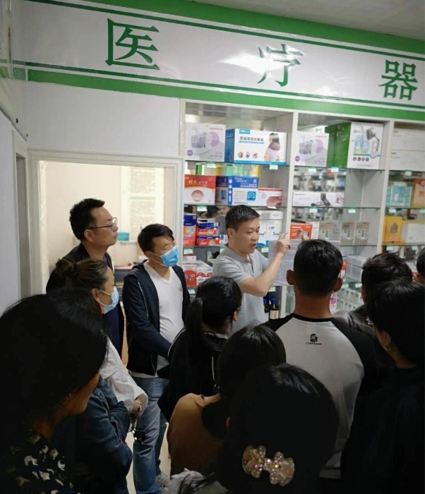 圖為黃南班學(xué)員在現(xiàn)場(chǎng)實(shí)訓(xùn)   青海省藥監(jiān)局供圖