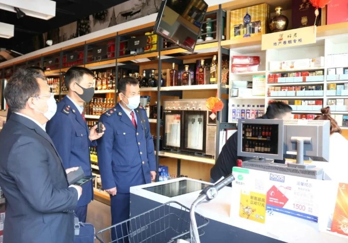 執(zhí)法人員在該轄區(qū)啟秀中學(xué)周圍超市進(jìn)行檢查。新城區(qū)市場監(jiān)督管理局供圖.