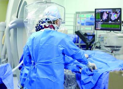 圖為醫(yī)生通過三維標測系統(tǒng)對房顫患者進行射頻消融手術(shù)。強生醫(yī)療供圖