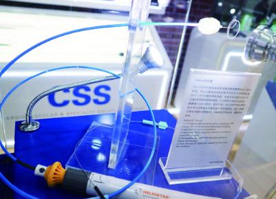 圖為強生醫(yī)療在第二屆進博會上展示的多電極射頻球囊消融導(dǎo)管。本報記者 落楠 攝