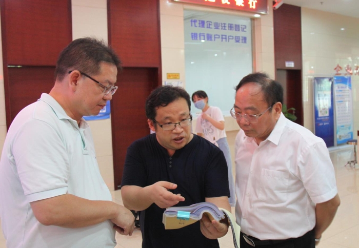 上官新晨（右一）在鷹潭市行政服務中心詳細了解鷹潭市局在簡化審批流程、優(yōu)化服務等方面的工作舉措。