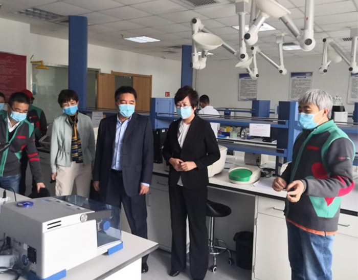 圖為吉林省藥監(jiān)局黨組書記、局長劉寶芳（右二）調(diào)研企業(yè)新型冠狀病毒體外診斷產(chǎn)品研發(fā)生產(chǎn)情況。吉林省藥監(jiān)局供圖