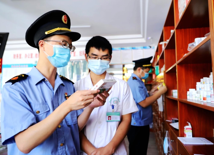 圖為6月16日該局執(zhí)法人員在一家社區(qū)衛(wèi)生服務(wù)中心檢查藥品質(zhì)量。