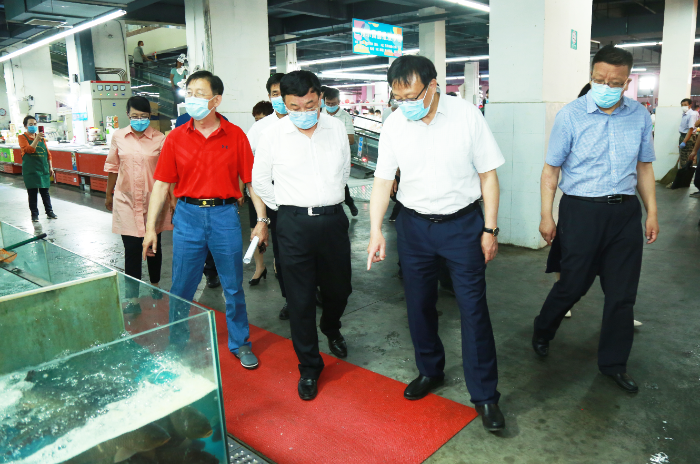 圖為馬學(xué)軍、歐陽曉暉在市場檢查。