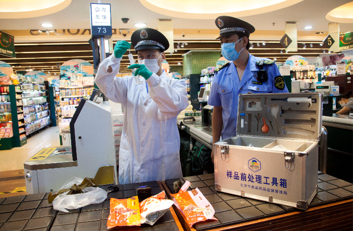 東城區(qū)市場監(jiān)管局執(zhí)法人員在超市檢查粽子標(biāo)簽標(biāo)識。