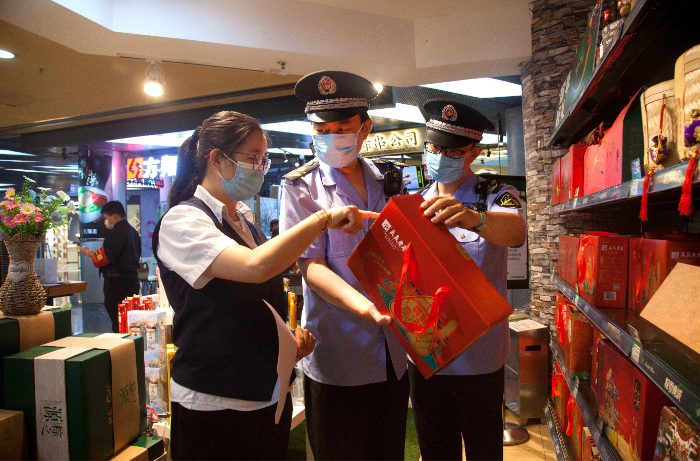 東城區(qū)市場監(jiān)管局執(zhí)法人員對粽子進行快檢。