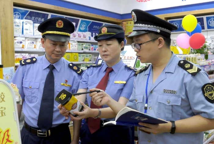 圖為該局執(zhí)法人員在一家藥店檢查藥品保質(zhì)期。