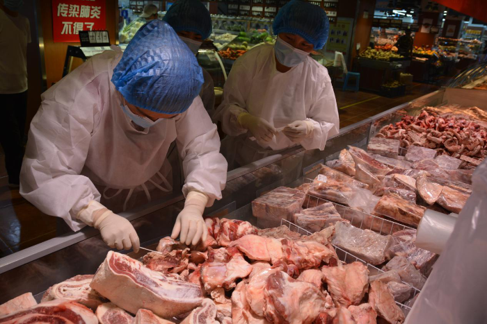 圖為該局執(zhí)法人員正進(jìn)行抽樣檢查。