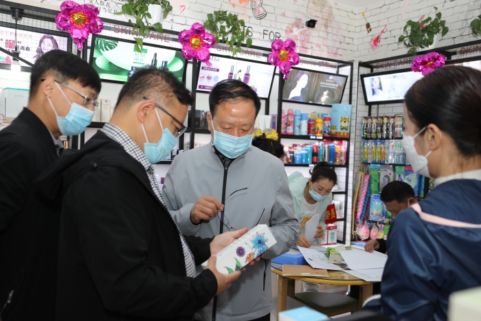 自治區(qū)藥監(jiān)局黨組書記、局長張鈺祥（右二），黨組成員、副局長劉洪彬（左二）一行在伊犁州鞏留縣檢查化妝品經(jīng)營門店。 馬少賓攝_wps圖片