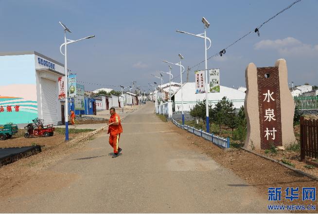 水泉村的保潔員正在清掃村路。新華網(wǎng) 曹楨攝