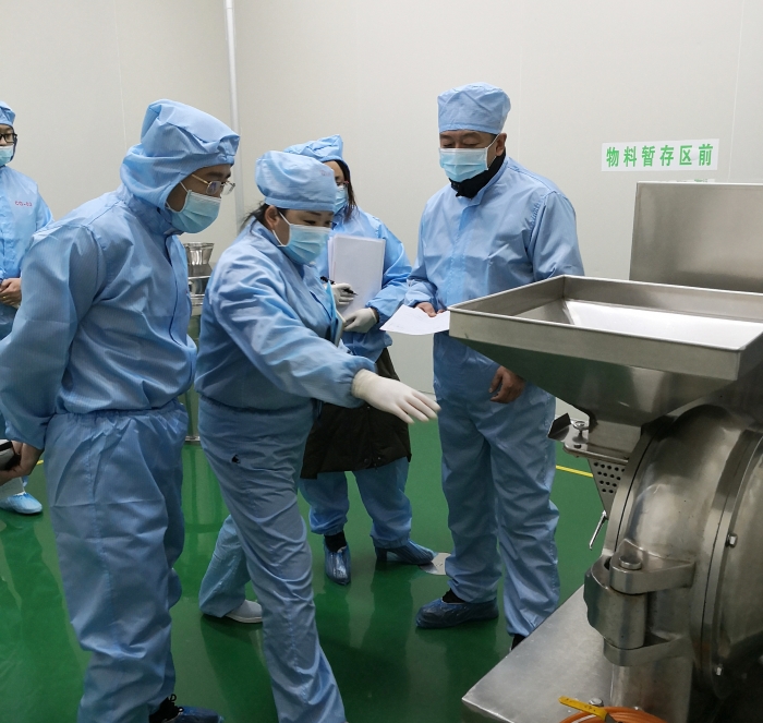 圖為吉林檢查分局局長徐鶴帶隊(duì)檢查藥品生產(chǎn)企業(yè)