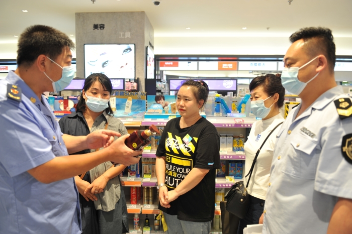 圖為該局工作人員在抽檢現(xiàn)場(chǎng)向化妝品經(jīng)營單位宣傳新出臺(tái)的《化妝品監(jiān)督管理?xiàng)l例》_1488