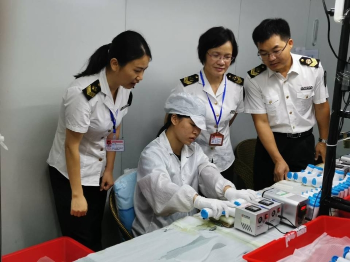 工作人員在檢查紅外體溫計(jì)、口罩生產(chǎn)企業(yè)。