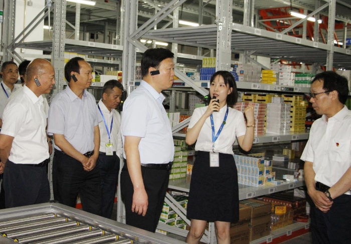 陜西省藥監(jiān)局領(lǐng)導(dǎo)班子，局機(jī)關(guān)各處室、直屬單位負(fù)責(zé)人及藥品流通企業(yè)法人、質(zhì)量授權(quán)人等實(shí)地參觀實(shí)訓(xùn)基地