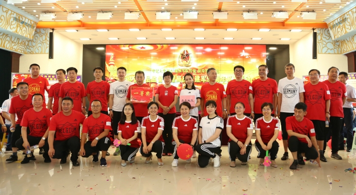 圖為吉林省藥監(jiān)局黨組書記、局長劉寶芳為“八一”趣味運(yùn)動(dòng)會(huì)第一名北斗戰(zhàn)隊(duì)頒獎(jiǎng)牌。