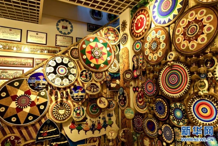 這是2019年12月16日拍攝的位于內(nèi)蒙古自治區(qū)呼倫貝爾市鄂溫克族自治旗民族文化產(chǎn)業(yè)創(chuàng)業(yè)園的太陽(yáng)姑娘工作室。 新華社記者 貝赫 攝