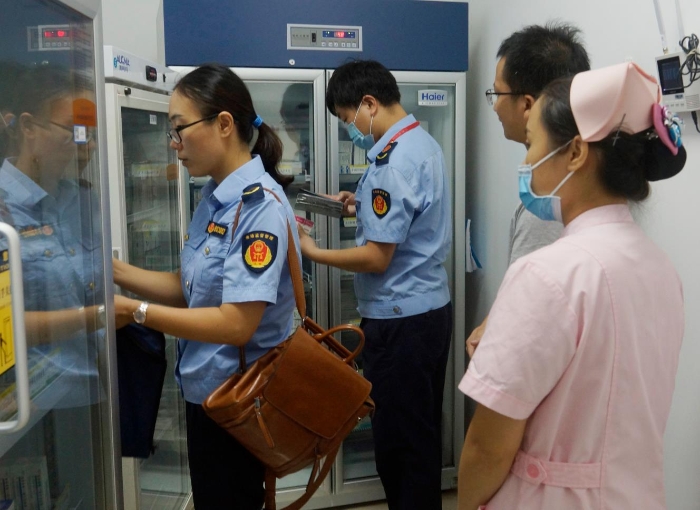 圖為該局執(zhí)法人員在一家疫苗接種單位檢查冷藏設(shè)施和疫苗養(yǎng)護(hù)情況。