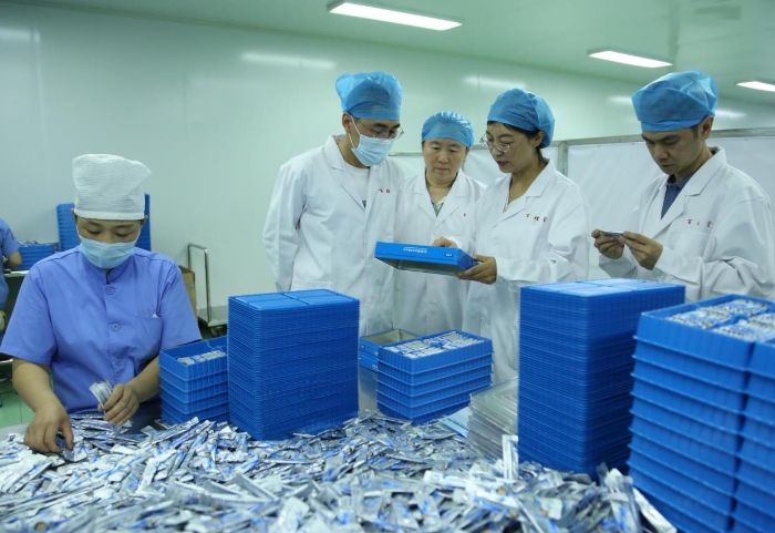 1圖為吉林省藥監(jiān)局四平檢查分局局長于秀麗帶隊(duì)（右二）在比智高藥業(yè)有限公司包裝車間檢查藥品安全。（葉陽歡攝）