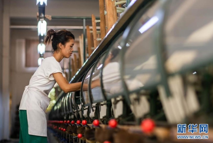 云南德宏正信實(shí)業(yè)股份有限公司的工人在車間里作業(yè)（8月21日攝）。 新華社記者 胡超 攝