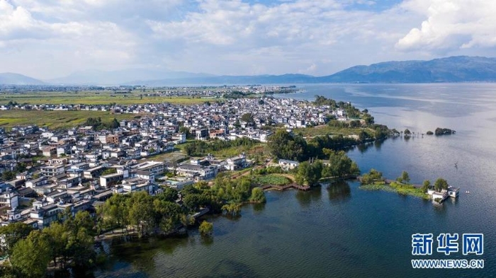 這是9月3日拍攝的云南省大理市古生村村貌與洱海風(fēng)光（無人機(jī)照片）。新華社記者 胡超 攝