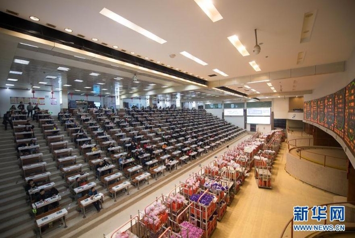 花商在中國云南昆明斗南國際花卉拍賣交易中心內(nèi)競拍各種鮮花（2019年2月12日攝）。新華社記者 胡超 攝