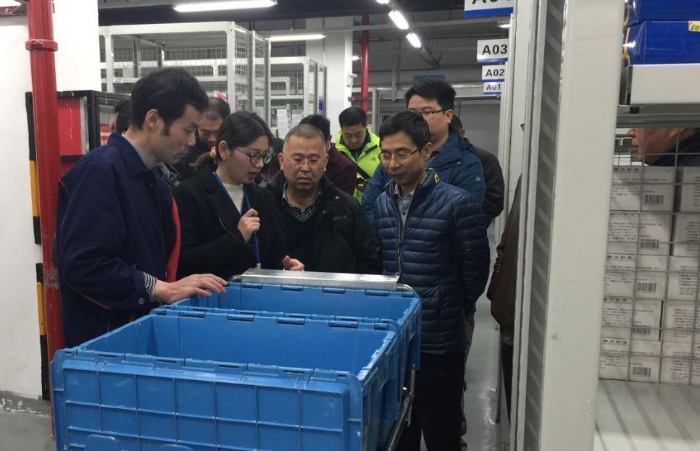 2016年12月，溫世宏（右一）赴九州通醫(yī)藥集團(tuán)股份有限公司調(diào)研現(xiàn)代物流管理。