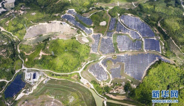 這是位于江西省尋烏縣文峰鄉(xiāng)上甲村附近的生態(tài)修復(fù)區(qū)。從前這里是大面積的廢棄稀土礦山，目前除了恢復(fù)植被外，還成為了當?shù)氐墓夥a(chǎn)業(yè)基地（7月19日攝，無人機照片）。  新華社記者 彭昭之 攝