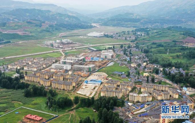 位于昭覺(jué)縣城城郊的集中安置點(diǎn)南坪社區(qū)，這里安置了來(lái)自周邊深度貧困地區(qū)28個(gè)鄉(xiāng)鎮(zhèn)的近5000名彝族群眾（8月12日攝，無(wú)人機(jī)照片）。 新華社記者 李賀 攝