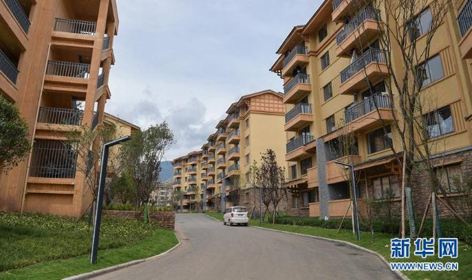 搬下山的人們，住進(jìn)了有彝族傳統(tǒng)建筑風(fēng)格的新社區(qū)（8月11日攝）。 新華社記者 李賀 攝