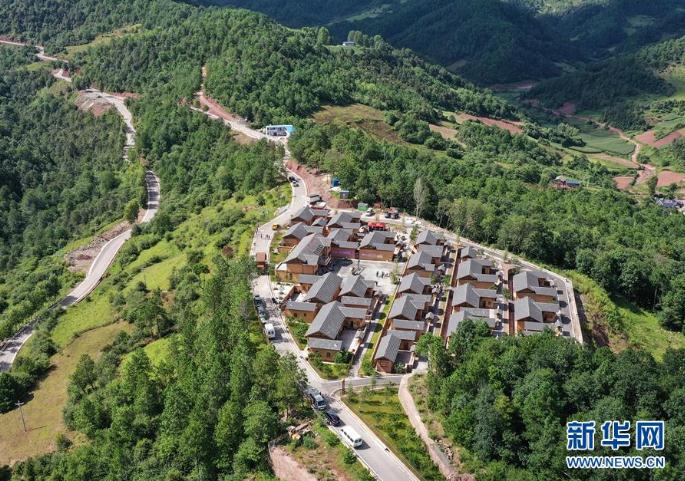 坐落在四川省涼山彝族自治州昭覺(jué)縣三岔河鄉(xiāng)的三河新村定居點(diǎn)房屋錯(cuò)落有致、環(huán)境優(yōu)美（8月10日攝，無(wú)人機(jī)照片）。 新華社記者 李賀 攝