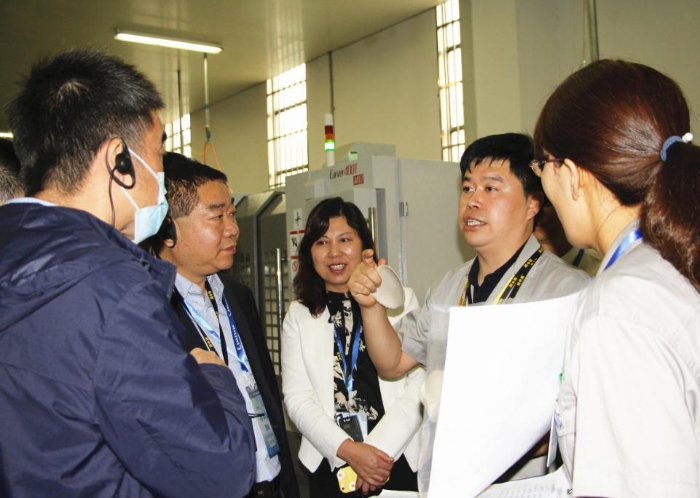 工作人員現(xiàn)場講解企業(yè)生產(chǎn)過程質(zhì)量追溯體系（賀一辰 攝）