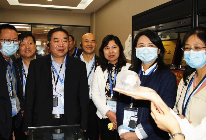 解說員現(xiàn)場講解相關(guān)產(chǎn)品在顱頜面外科領(lǐng)域使用情況（賀一辰 攝）