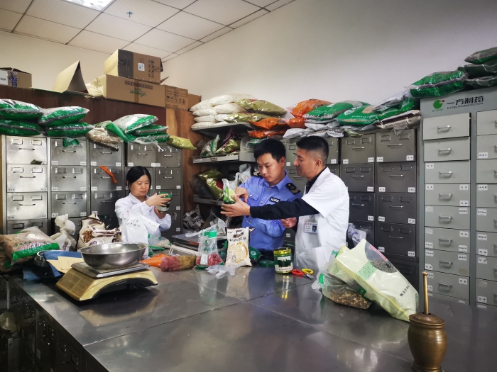 圖為工作人員檢查現(xiàn)場(chǎng)。