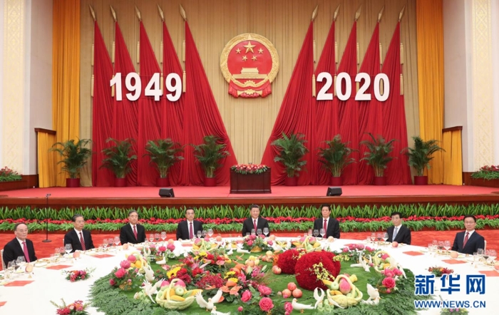 9月30日晚，國務(wù)院在北京人民大會堂舉行國慶招待會，熱烈慶祝中華人民共和國成立七十一周年。習(xí)近平、李克強、栗戰(zhàn)書、汪洋、王滬寧、趙樂際、韓正、王岐山等黨和國家領(lǐng)導(dǎo)人與中外人士歡聚一堂，共慶共和國華誕。 新華社記者 姚大偉 攝