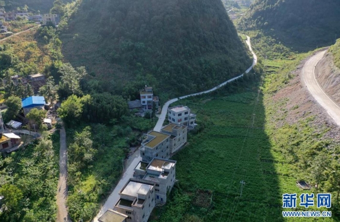 貴州省紫云苗族布依族自治縣大營(yíng)鎮(zhèn)大營(yíng)村不少民居樓頂都用于存蓄雨水（8月25日攝，無(wú)人機(jī)照片）。新華社記者 劉續(xù) 攝