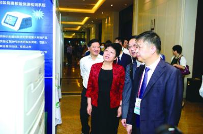 9月23日，浙江省副省長陳奕君（左二），省市場監(jiān)管局黨委書記、局長章根明（左一），省藥監(jiān)局黨組書記、局長徐潤龍（右一）參觀2020首屆藥品安全科學監(jiān)管與創(chuàng)新發(fā)展峰會外場展區(qū)。