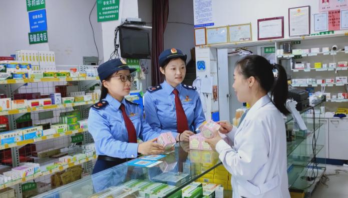 圖為該局執(zhí)法人員正在對(duì)一款滋補(bǔ)類藥品的外包裝標(biāo)識(shí)信息等進(jìn)行核對(duì)檢查。